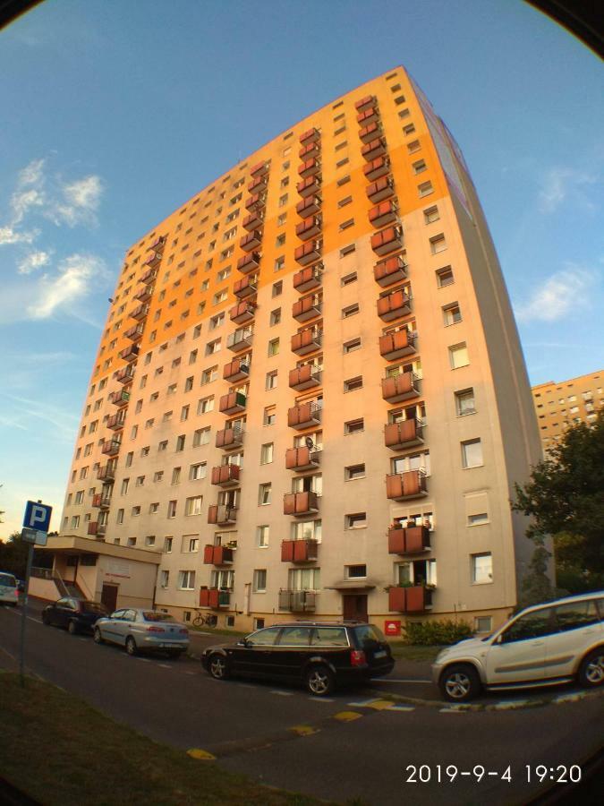 2020 Zwyciestwa 18 - Mieszkanie / Kawalerka / Studio Poznan Dış mekan fotoğraf